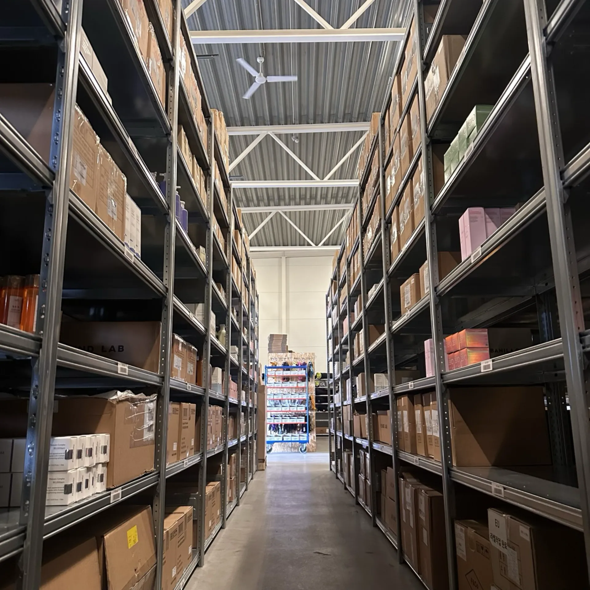 Tind Logistics lagerreoler med organiserte produkter