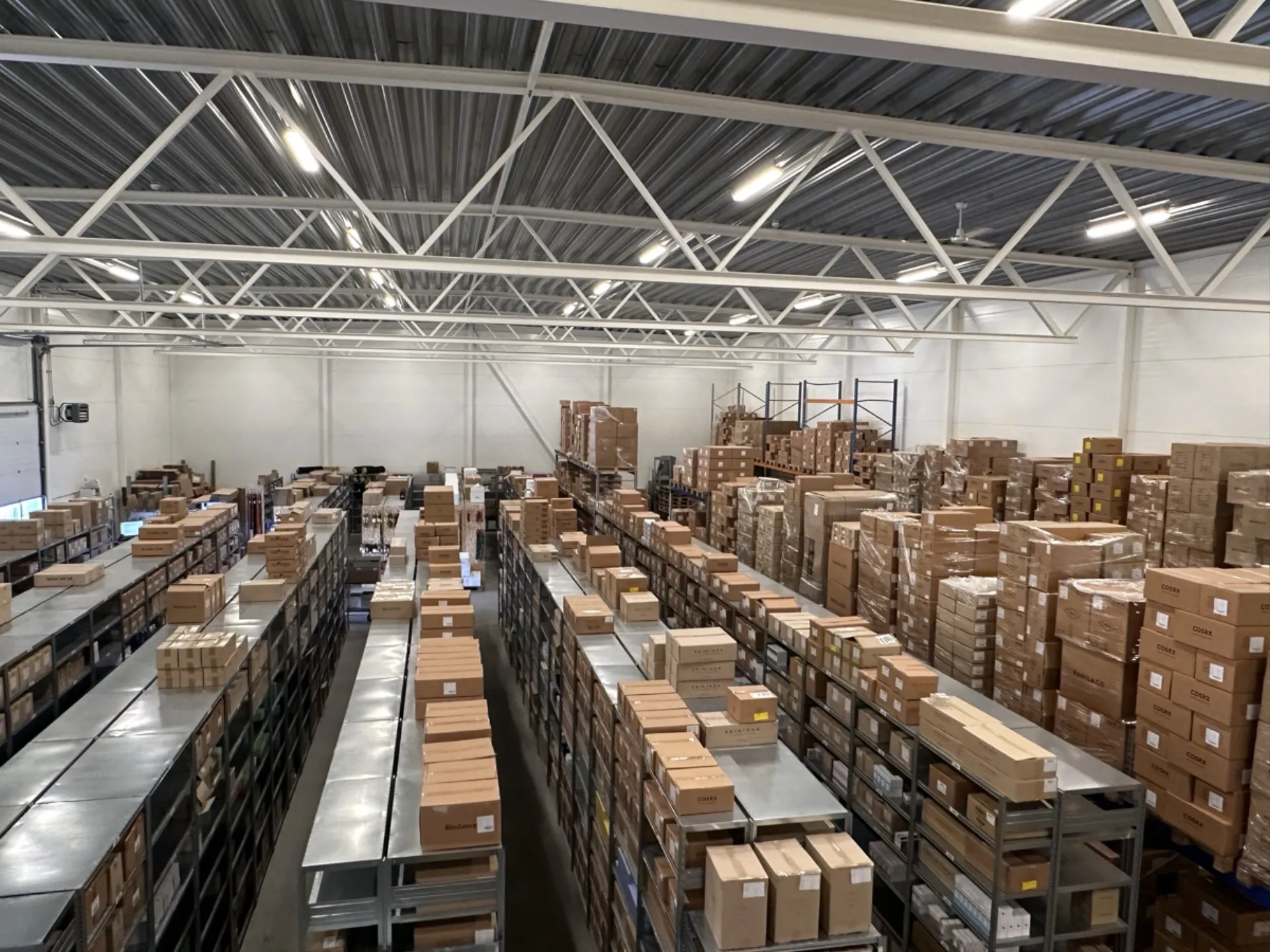 Tind Logistics lagerfasiliteter med reoler og produkter